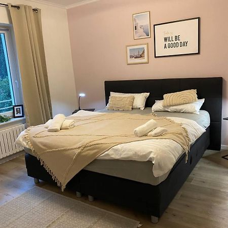 Haus Mit Garten - Kingbett - Wifi - Parkplatz Есен Екстериор снимка